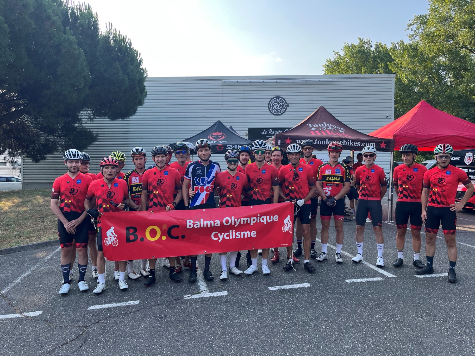 Les licenciés du Balma Olympique Cyclisme réunis derrière la banderole du club avant une sortie